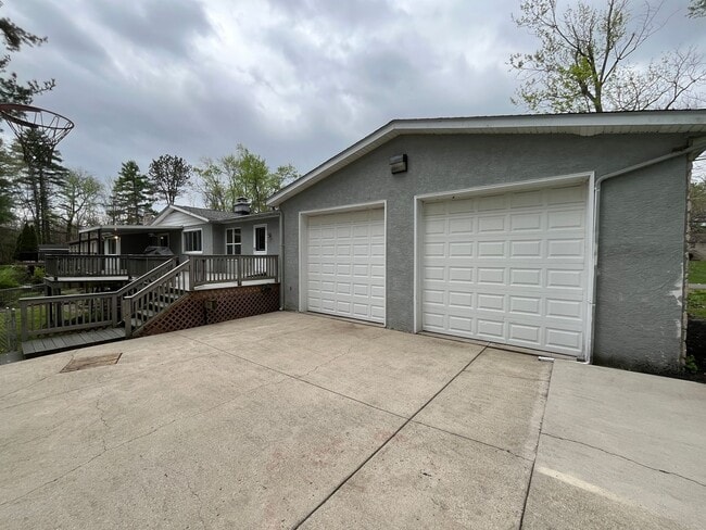 Building Photo - **RIVERFRONT 4-BEDROOM/2-BATH WITH 4-CAR GARAGE, FULL BASEMENT!!**