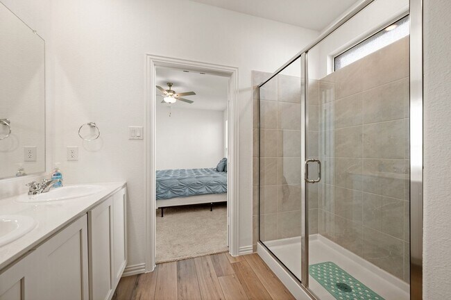 Building Photo - 1216 W Yarrow Ave