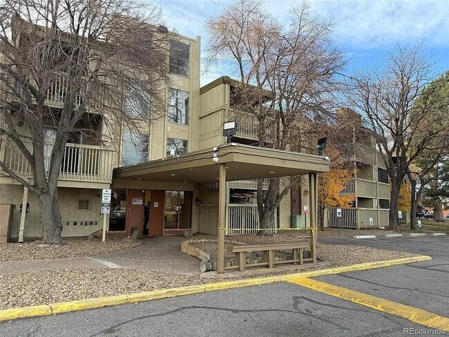 Building Photo - 1302 S Parker Rd