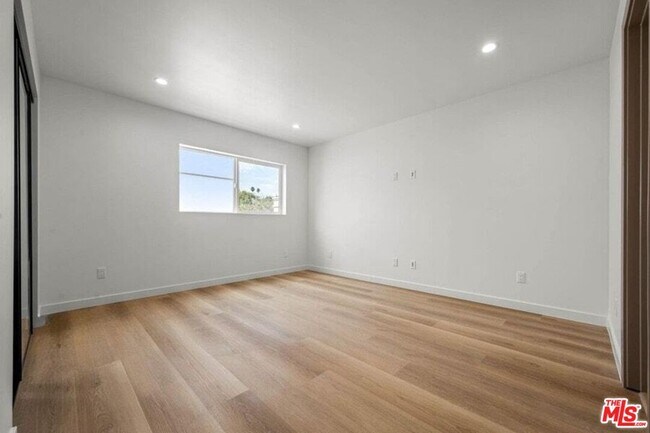 Building Photo - 2001 Vista Del Mar Ave