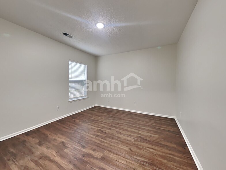 Building Photo - 125 Ducane St