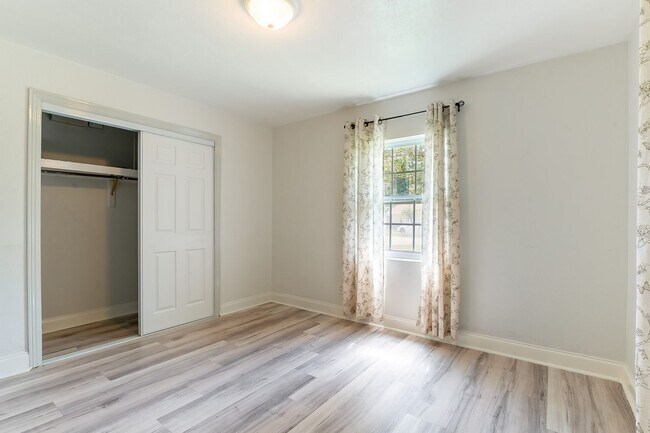 Building Photo - Spacious, Pet Friendly, 2 Bed Home with La...