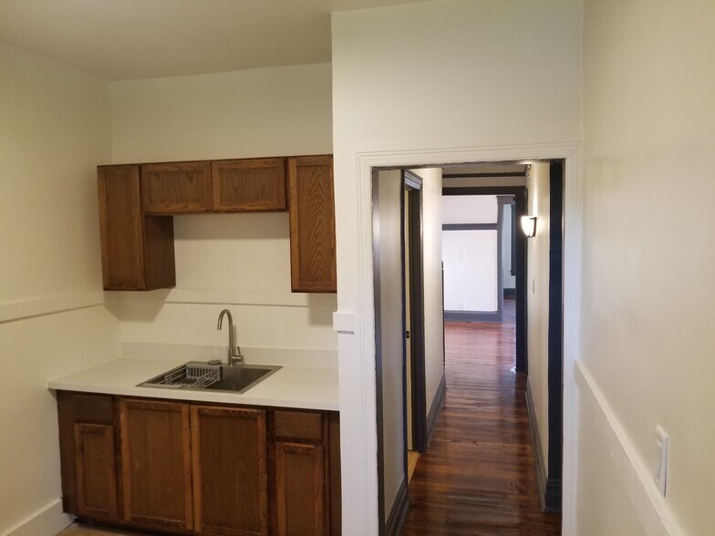 Building Photo - 865 Pingree St