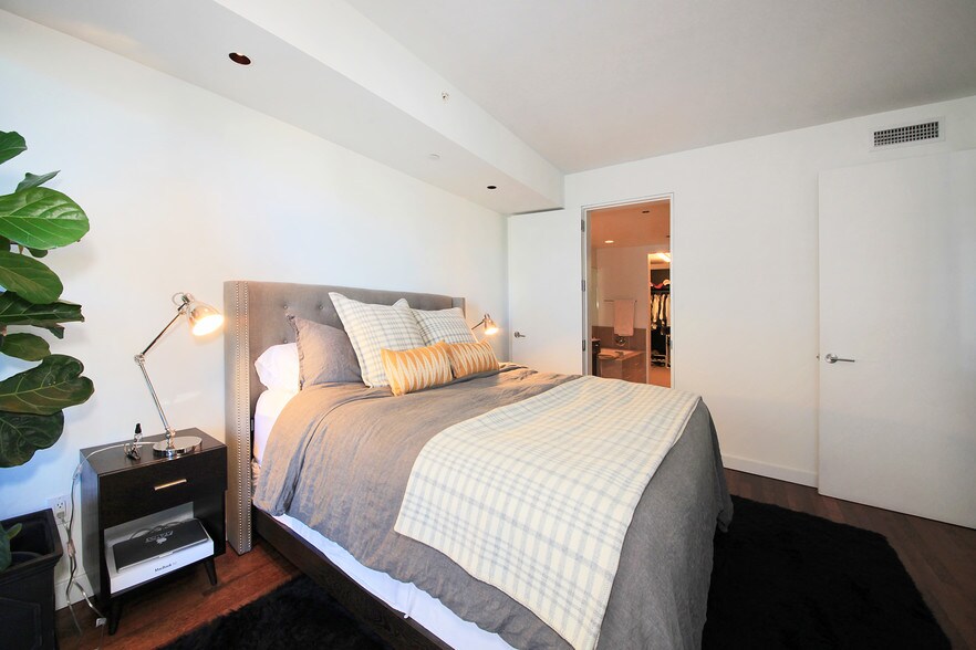 Building Photo - 6250 HOLLYWOOD Blvd