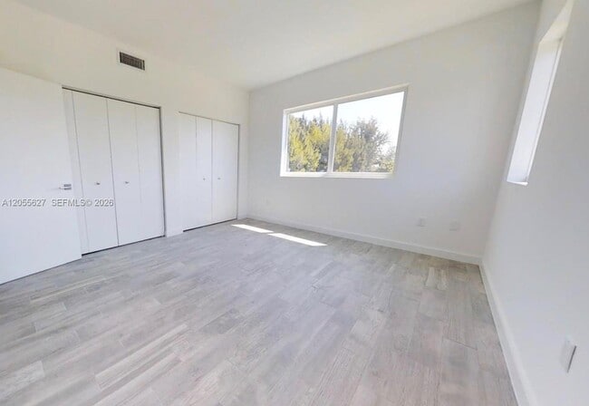 Building Photo - 321 S Shore Dr