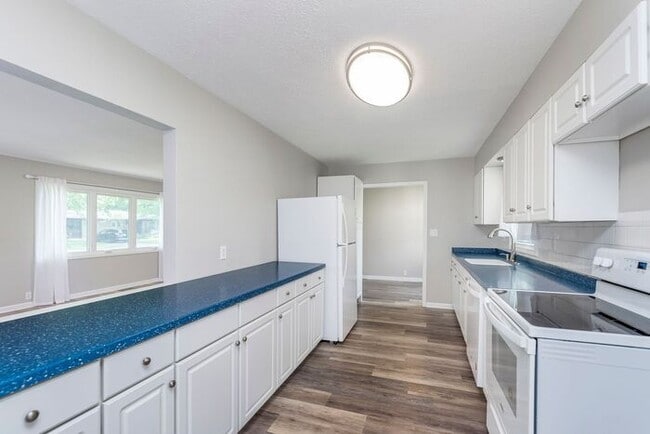 Building Photo - Beautifully updated home located in the he...