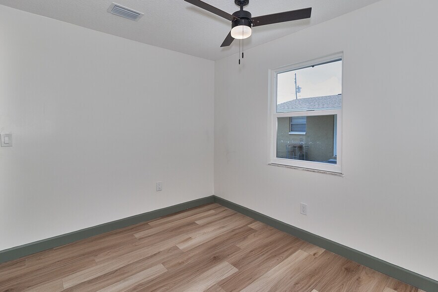 Building Photo - 510 91st Ave N