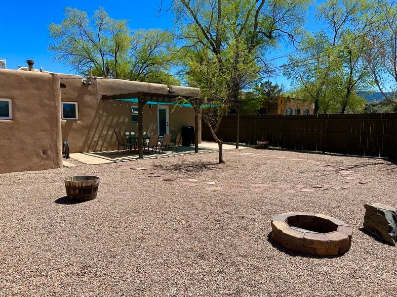 Building Photo - 512 Sandia St