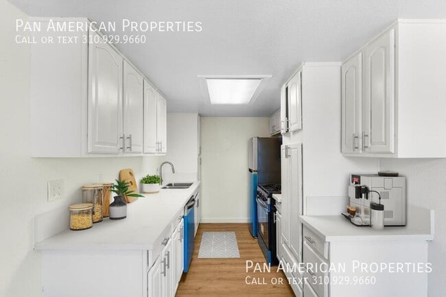 Building Photo - 4484 La Deney St
