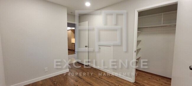 Building Photo - Spacious 5/3 Home With Fully Updated Kitchen, Over 2500SF of Space, Pets Negotiable