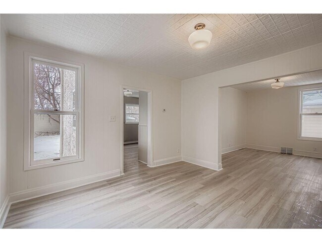 Building Photo - 84 Isabel St W