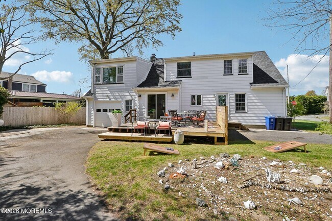 Building Photo - 1850 Fernwood Rd