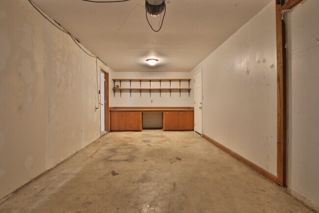 Building Photo - Large 3 bed/2 bath with BONUS ROOM in Yukon!