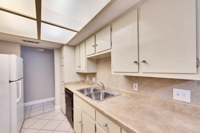 Building Photo - 10307 Rutland Village E
