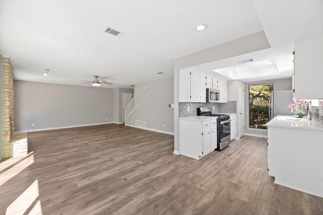 Building Photo - 1930 Holly Hill Dr