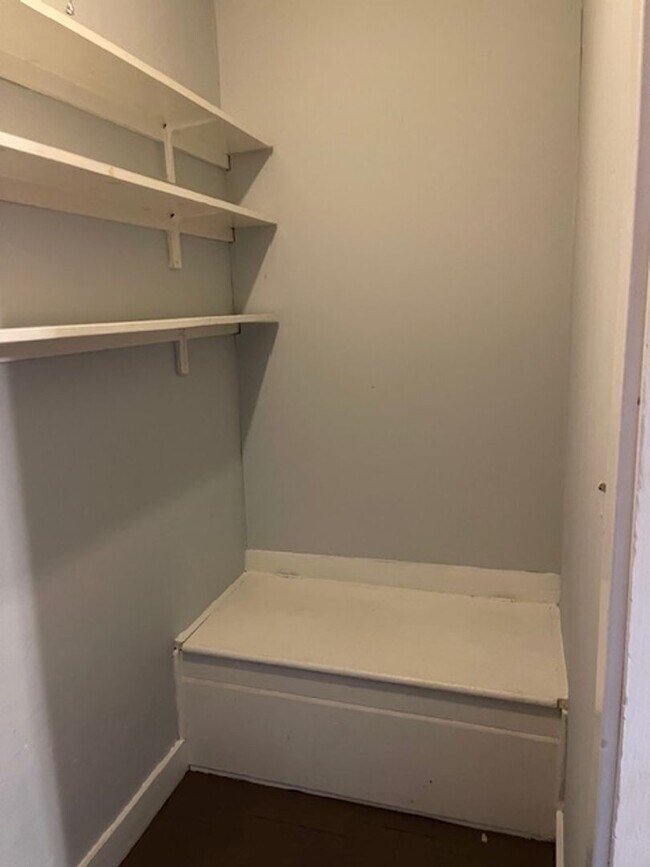 Building Photo - 18 Central St