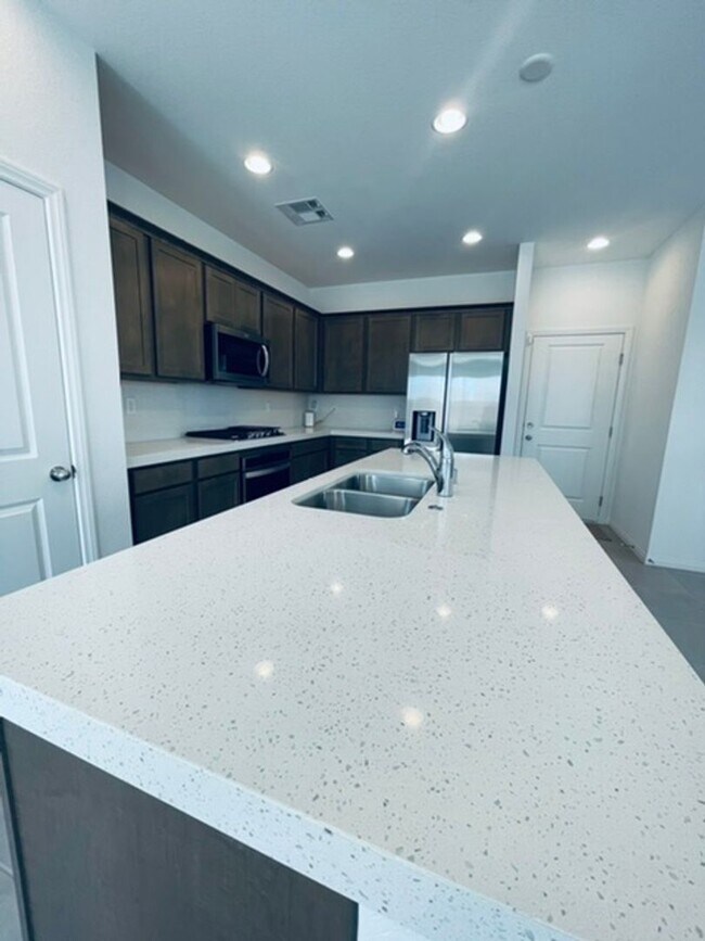 Building Photo - BEAUTIFUL 4 BEDROOM + LOFT HOME LOCATED IN...