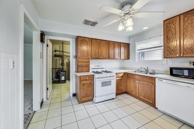 Building Photo - 733 E Rockland Rd