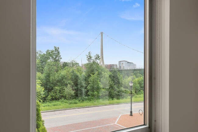 Building Photo - 105 N Riverview St