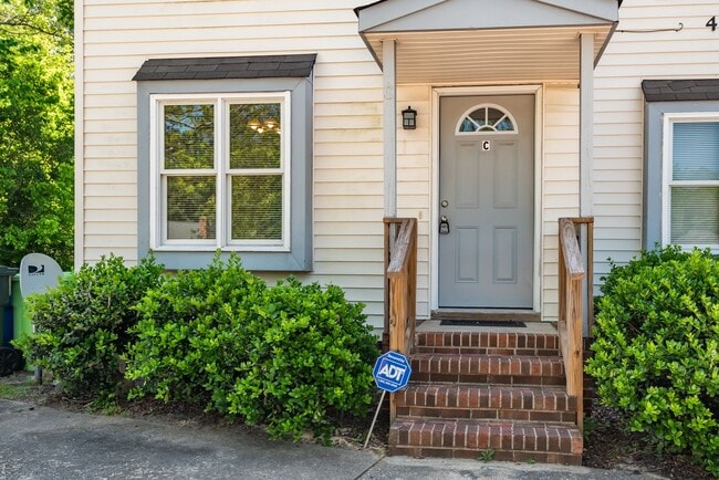 Primary Photo - Lovely 2 Bedroom End Unit Townhome in NE R...