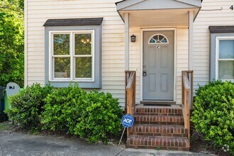 Building Photo - Lovely 2 Bedroom End Unit Townhome in NE R...