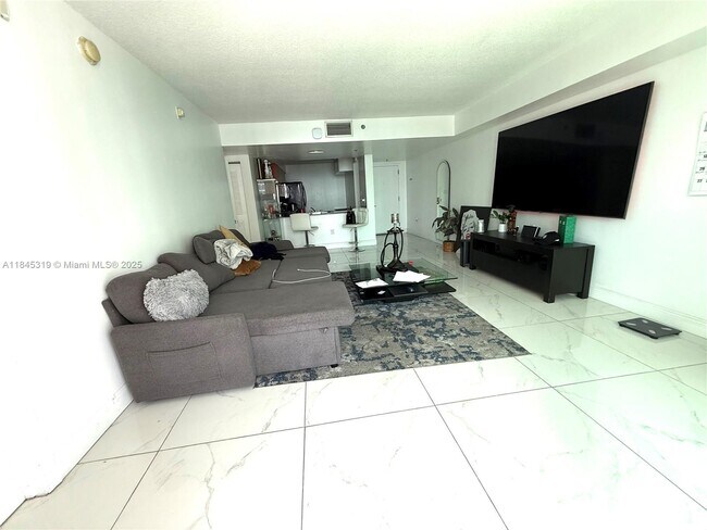 Building Photo - 1200 Brickell Bay Dr