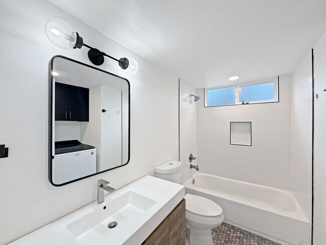 Building Photo - 3B/2BA Home in Encinitas Now Available for...