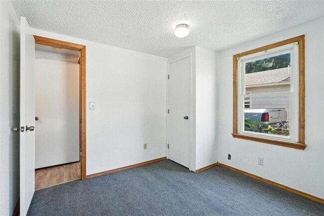 Building Photo - A must see 3 bedroom 2 bath in El Reno!