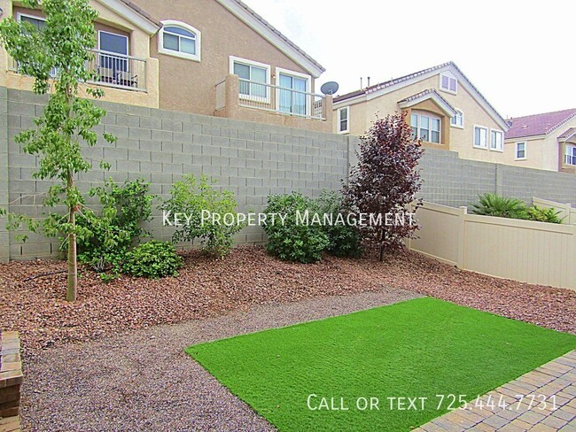 Building Photo - 3 BEDROOM 2.5 BATH TOWNHOME WITH 2 CAR GAR...