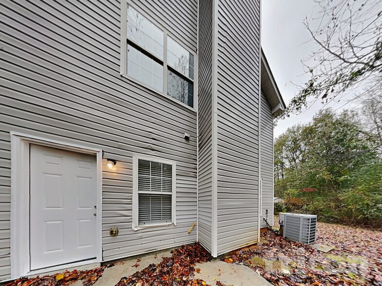 Building Photo - 6746 Pole Creek Dr