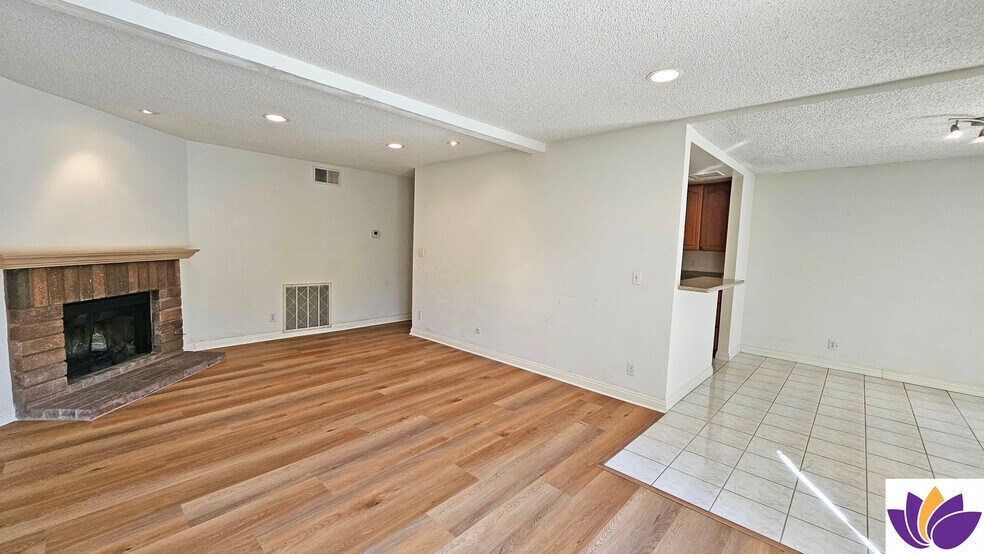 Building Photo - 5800 Owensmouth Ave