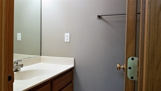 Building Photo - 725 Evergreen Cir