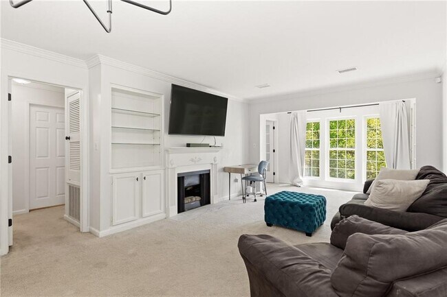 Building Photo - 24307 Plantation Dr NE