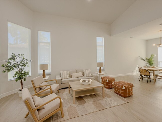 Building Photo - 2556 Jardin Manor