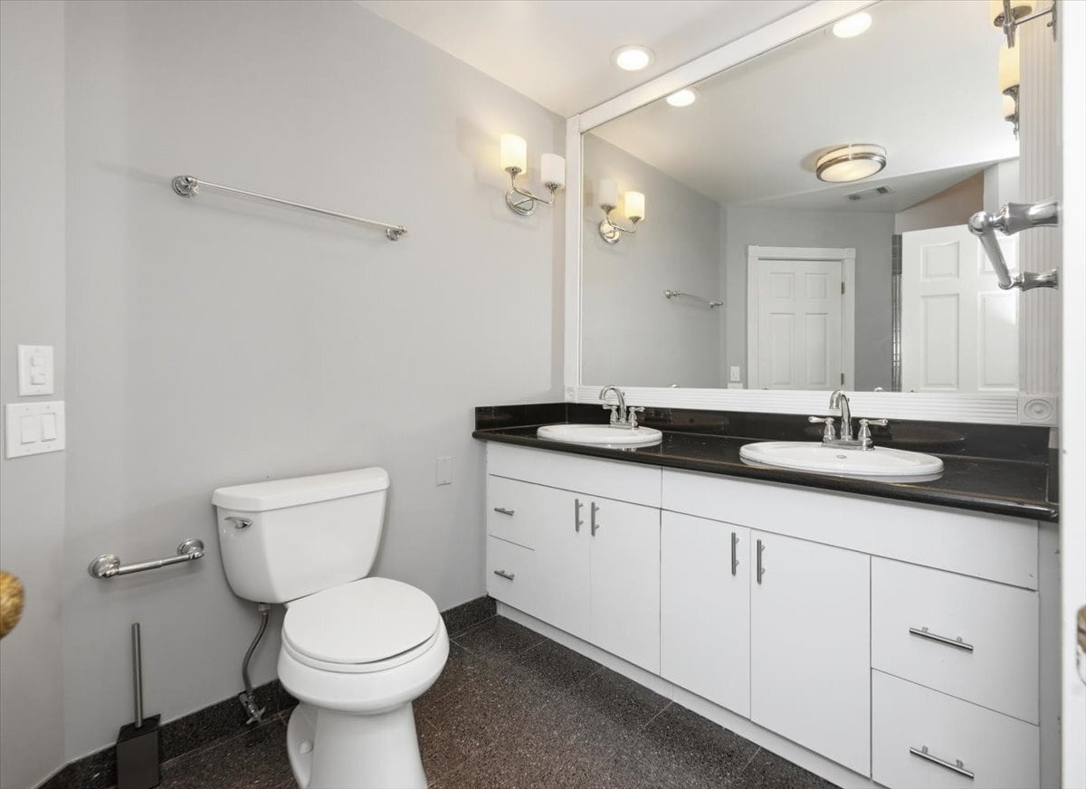 Building Photo - 501 N Wells St