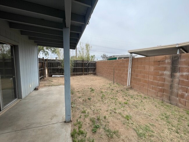 Building Photo - 2 Bedroom and 1 Bath Triplex! **MOVE IN SPECIAL**