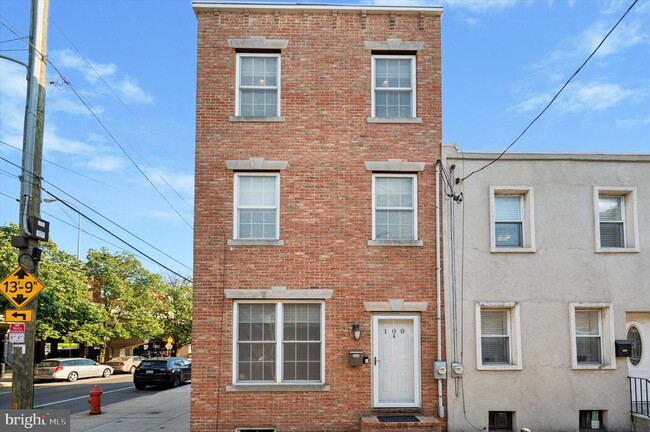 Primary Photo - 100 Sigel St