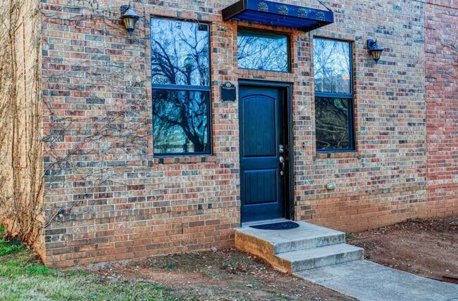 Building Photo - Large furnished Townhome in Norman!