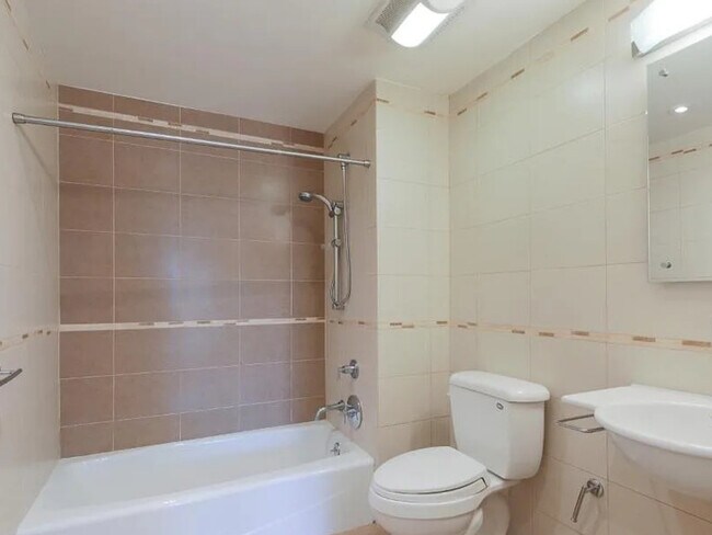 Building Photo - 1725 Washington St