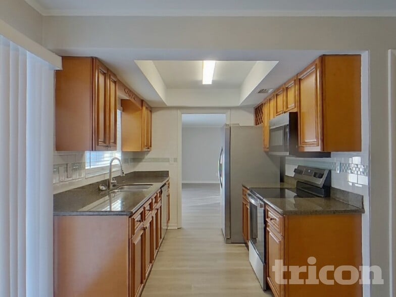 Building Photo - 7102 Woodfield Dr