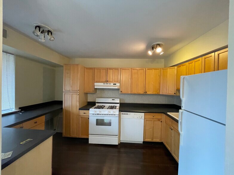 Building Photo - 1590 Alta Dr