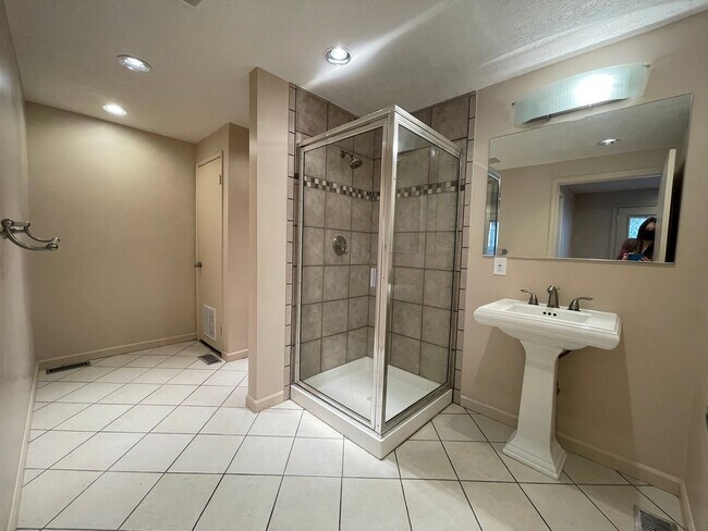 Building Photo - 3 Bedroom Home in White Salmon For Rent