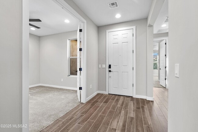 Building Photo - 1009 E Silver Ray Dr