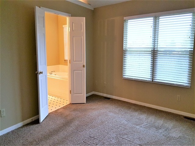 Building Photo - 6528 Lakewood Dr