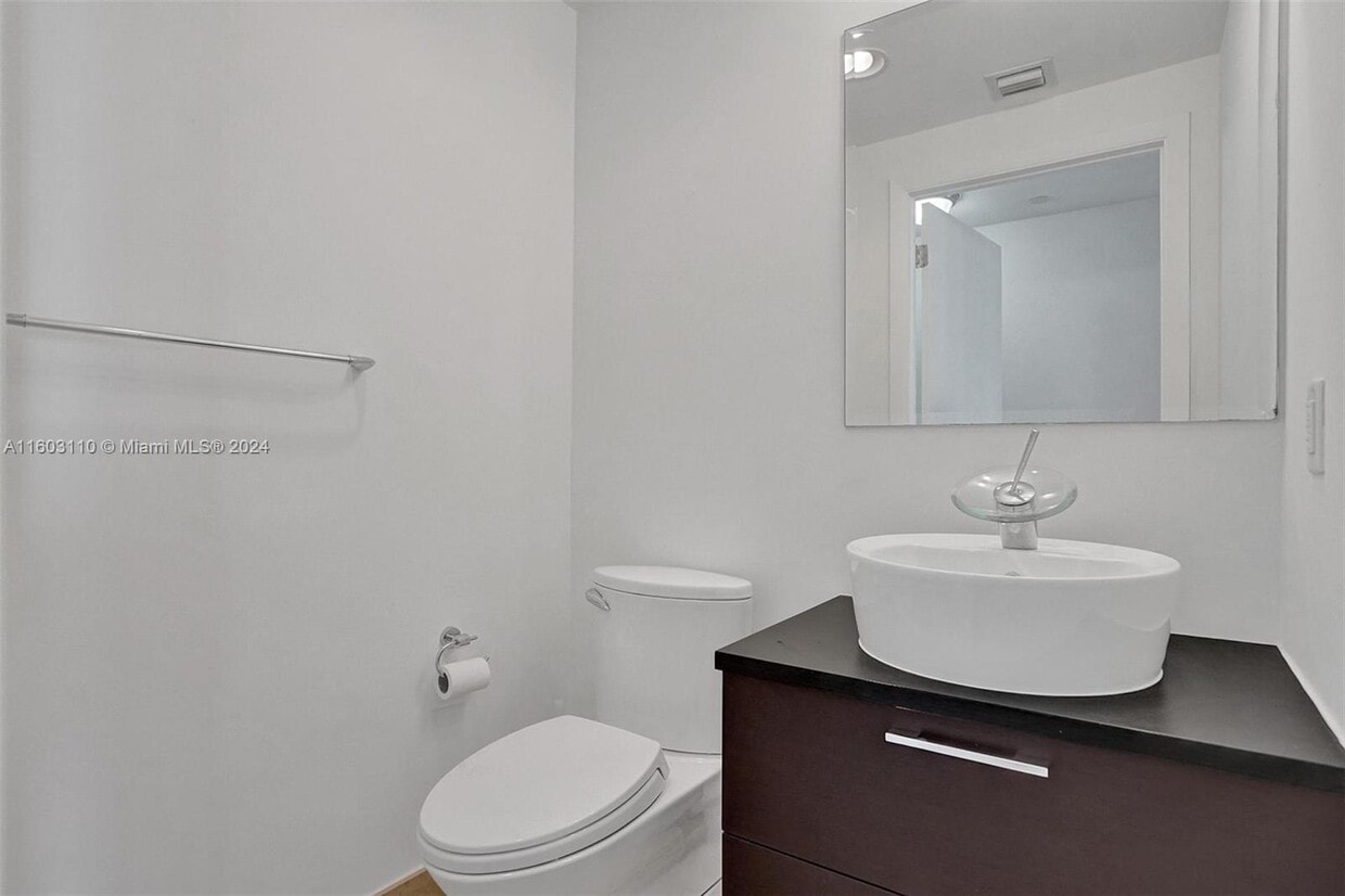 Building Photo - 5875 Collins Ave