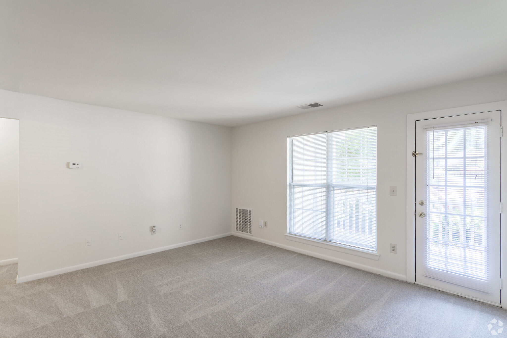 1 BR, 1 BA - 690 SF - Seneca Club Apartments