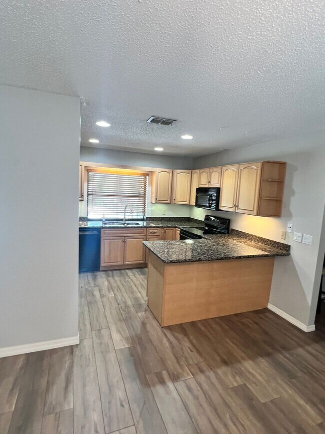 Building Photo - BEAUTIFUL 3 BEDROOM POOL HOME IN SANDPIPER...