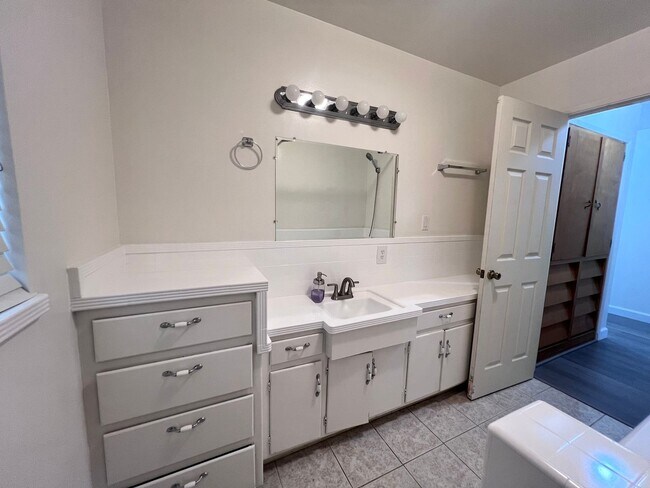 Building Photo - EBS T 37565