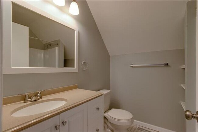 Building Photo - For Rent – Spacious 4 Bedroom Home Near Fo...