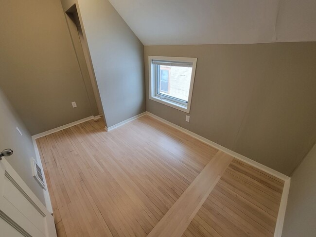 Building Photo - AVAILABLE JUNE - 5 Bed, 2 Bath Newly Renovated Home